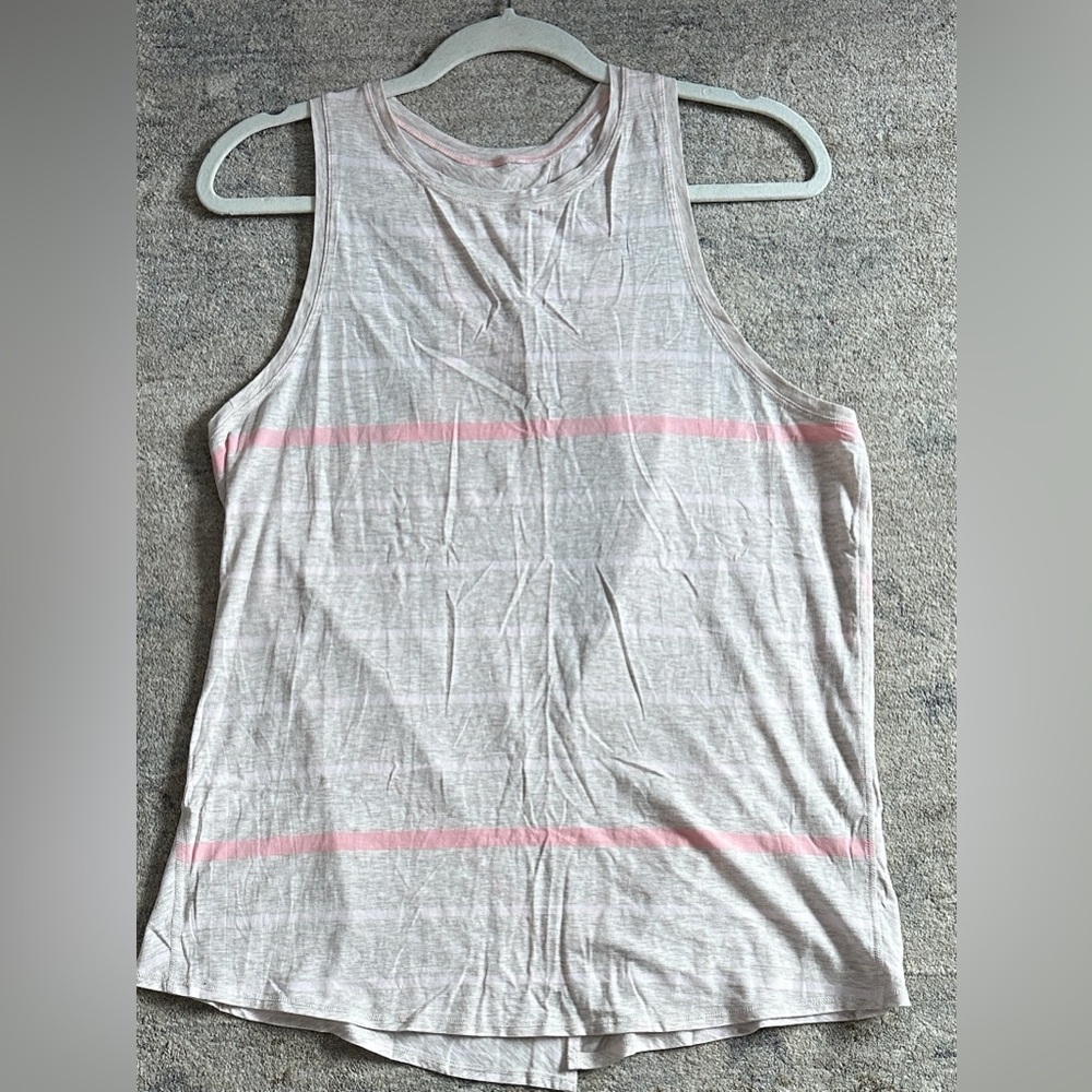 Lululemon women’s all tied up tank
Size see measurements
Color beige,pink